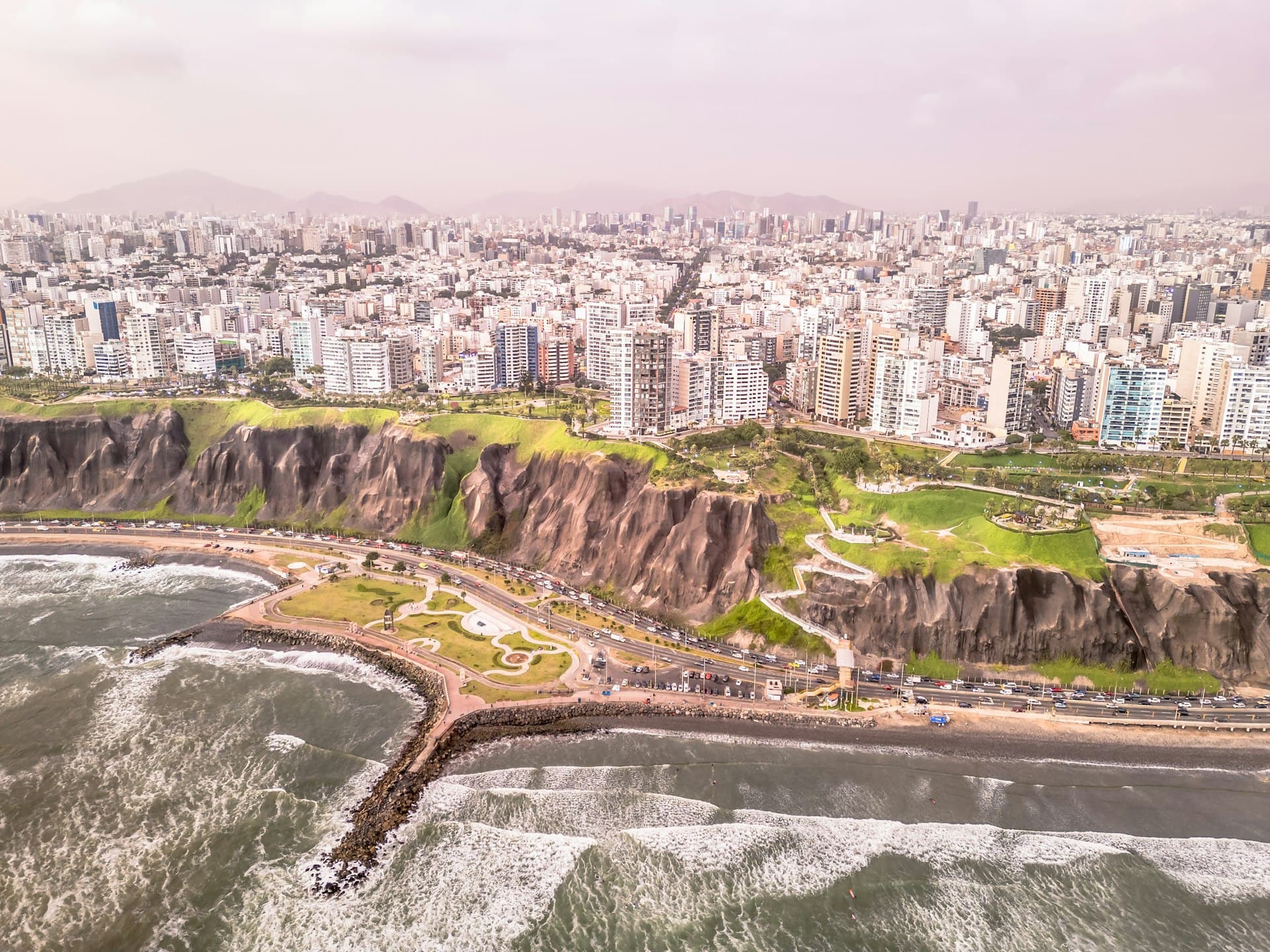 Vista aérea de los acantilados de Miraflores y el litoral de Lima, Perú